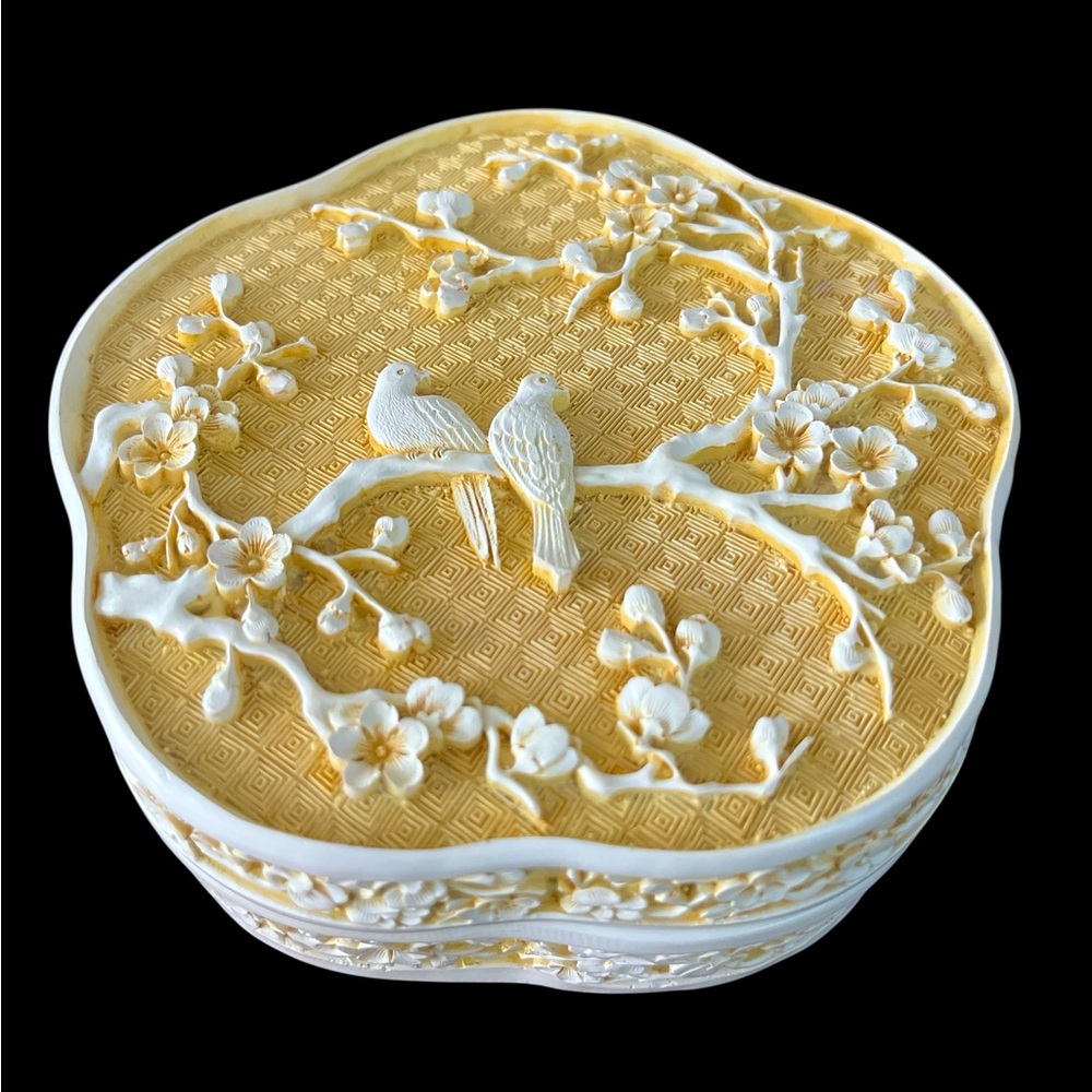 1980s Arnart Inc Imports Artificial Ivory Dynasty Resin Decorative Trinket Box - Picture 1 of 11